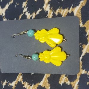 THANDMADE EARRINGS HANDMADE YELLOW AND JADE STONES YELLOWS A CARVED STONE
